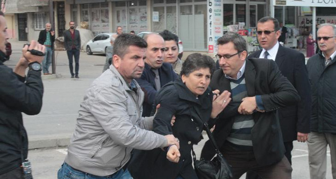 Bursa’da oturma eylemi yapan HDP'lilere polis müdahalesi