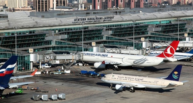 Sınır dışı edilmek istemeyen şahıs, Atatürk Havalimanı’nda bileklerini kesti