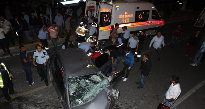 Mersin&#039;de otomobil refüje çarptı: 3 yaralı