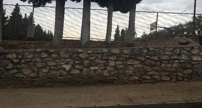 Alaşehir Belediyesi okulun yıkılan bahçe duvarını yaptı