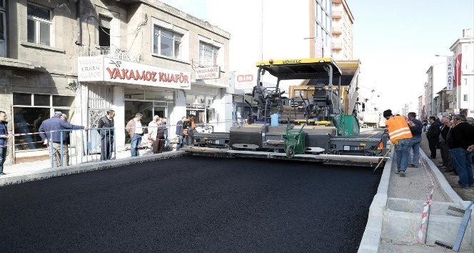 Atatürk Bulvarında sıcak asfaltlama çalışmaları başladı