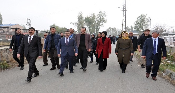 Başbakan Yıldırım’ın kızı ve kardeşinden öğrencilere eğitim seti