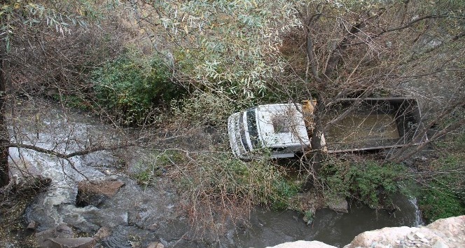 Yozgat’ta hafriyat kamyonu 15 metre yükseklikten dereye uçtu