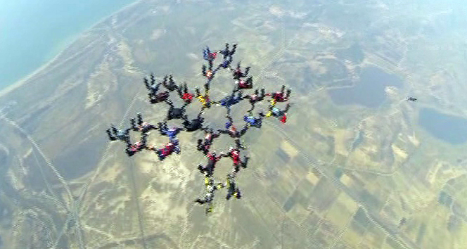 29 paraşütçü binlerce metre yükseklikten Cumhuriyet için atladı