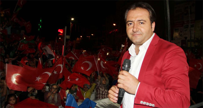 Vanlı sanatçıdan darbe türküsü