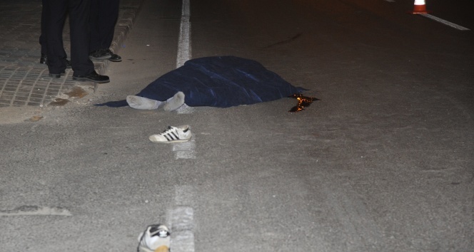 Cadde ortasına yatan vatandaşa otomobil çarptı: 1 ölü