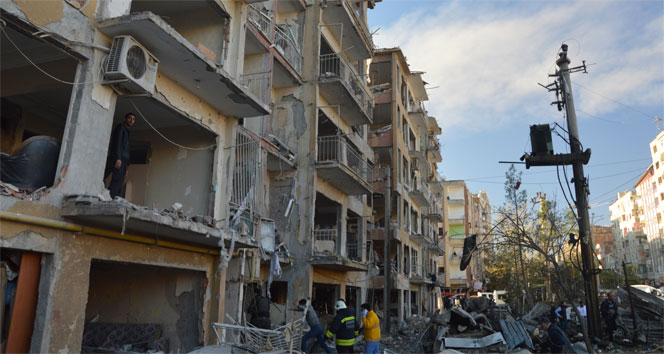 Diyarbakır&#039;da bombalı saldırı: 8 şehit