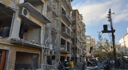 Diyarbakırda bombalı saldırı: 8 şehit