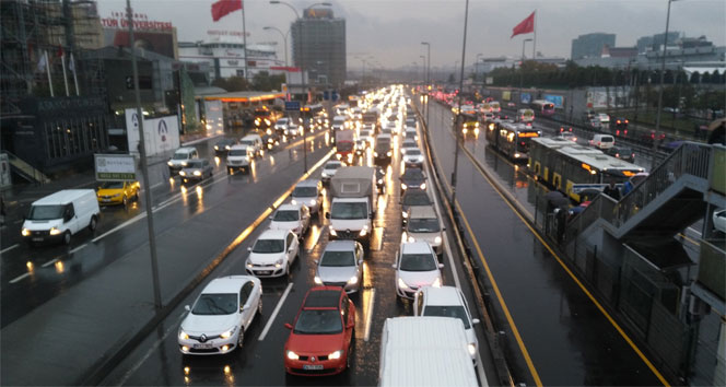 Yağmur İstanbul trafiğini kilitledi