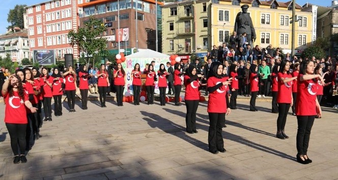 Giresun’da öğrenciler işaret diliyle 15 Temmuz Marşı okudular