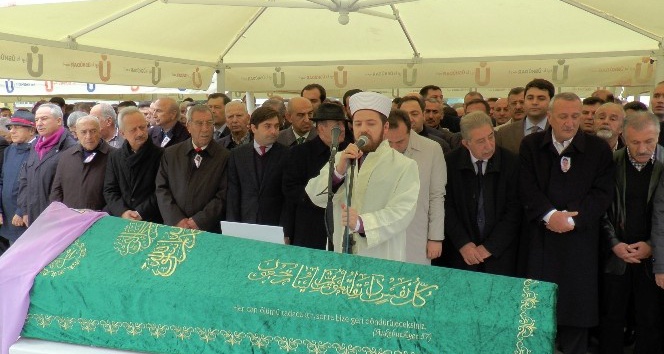 Eski Bakan Mehmet Ağar gelinini gözyaşlarıyla uğurladı