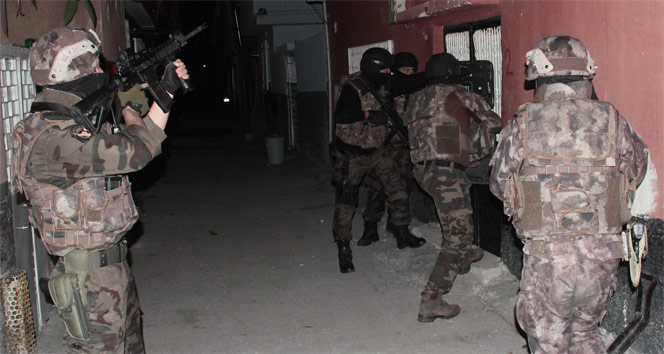Adana&#039;da şafak operasyonu: 16 gözaltı