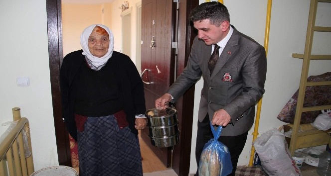 Yozgat Belediyesi soğuk havalarda sıcak yemekleriyle yaşlı ve kimsesizlerin yardımına koşuyor