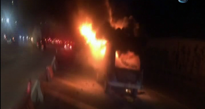 15 Temmuz Şehitler Köprüsü girişinde minibüs alev alev yandı