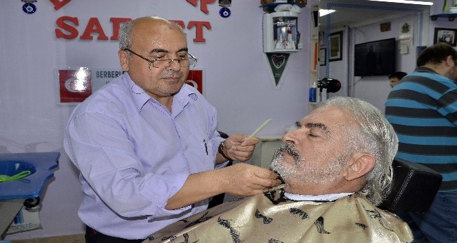 Ünlü oyuncu Erol Tezeren saçlarını kestirdi