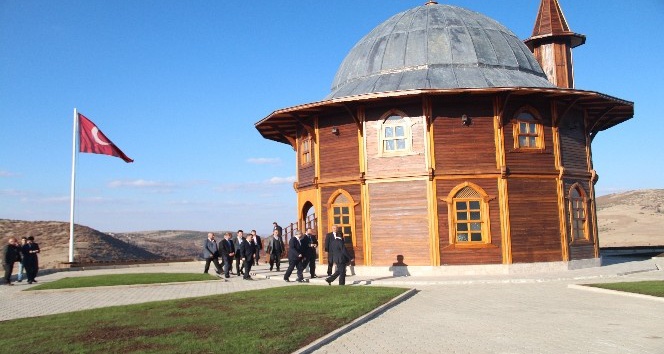 Akdağmadeni Ahşap Cami’de ilk namazı Diyanet İşleri Başkanı Görmez kıldı