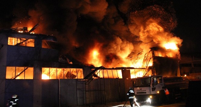 Samsun&#039;da lastik ayakkabı fabrikasında büyük yangın