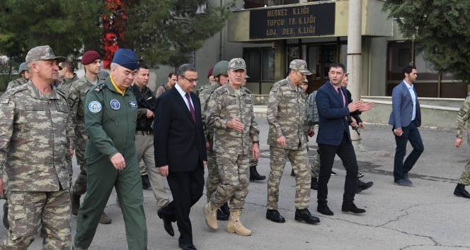 Genel Kurmay Başkanı Orgeneral Akar Şırnak ve Silopi&#039;deki birlikleri ziyaret etti