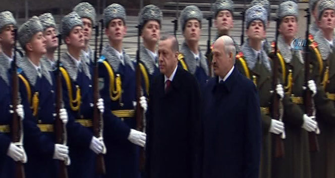 Cumhurbaşkanı Erdoğan Belarus’da resmi törenle karşılandı