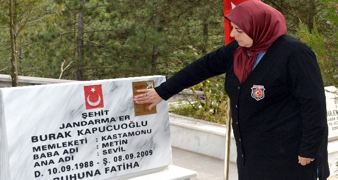HDP’liler tutuklandı, şehit oğlunun mezarına koştu