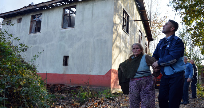 70 yaşındaki kadının evi kül oldu