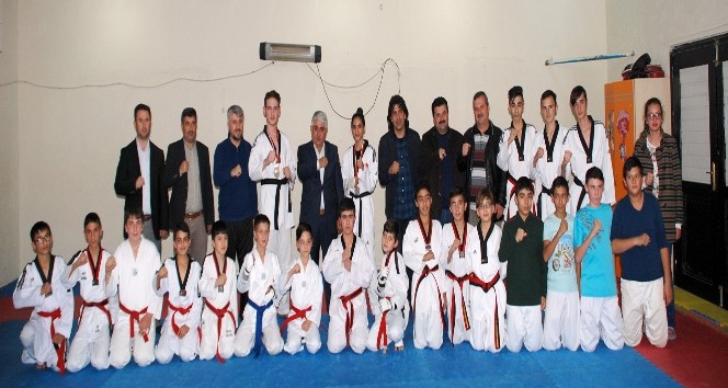 Sorgun Belediye Başkanı Şimşek, dereceye giren Tekvandocuları ödüllendirdi