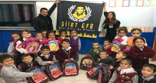 Taraftar grubu, öğrencilerin yüzlerini güldürdü