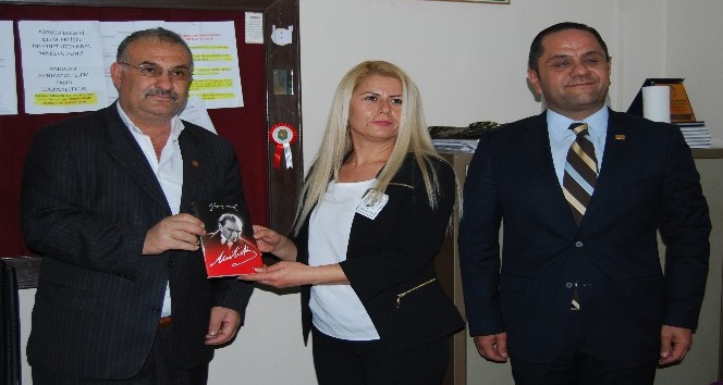 CHP ilçe teşkilatı, Kadirli’de Nutuk kitabı dağıttı