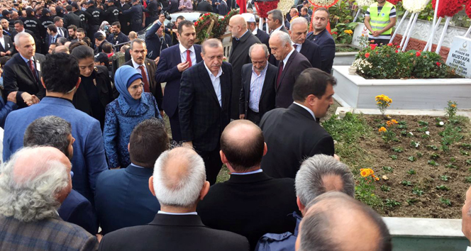 Cumhurbaşkanı Erdoğan, şehit kaymakamın mezarı başında Kur’an-ı Kerim okudu