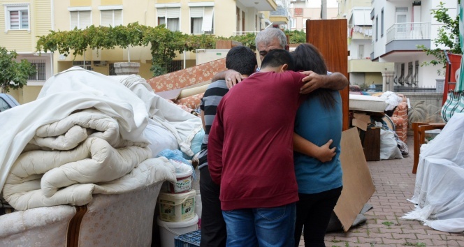 Kirayı ödeyemeyip evden atılan 6 çocuk babasının sokakta eşya nöbeti