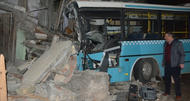 Kontrolden çıkan halk otobüsü eve girdi: 6 Yaralı