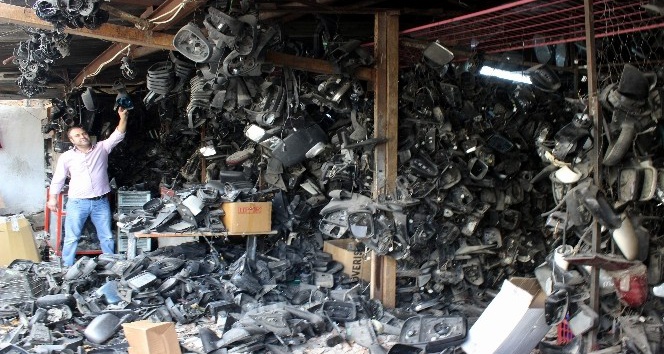 Aracının aynasını yaptıramayınca 40 bin tane ayna biriktirip koleksiyoner oldu...(ÖZEL HABER)