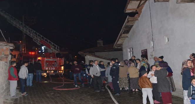 Tosya’da 3 katlı binanın çatısında çıkan yangın korkuttu