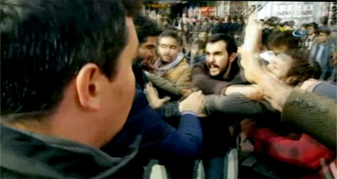 Boğaziçi Üniversitesi&#039;nde rektör protestosuna polis müdahalesi