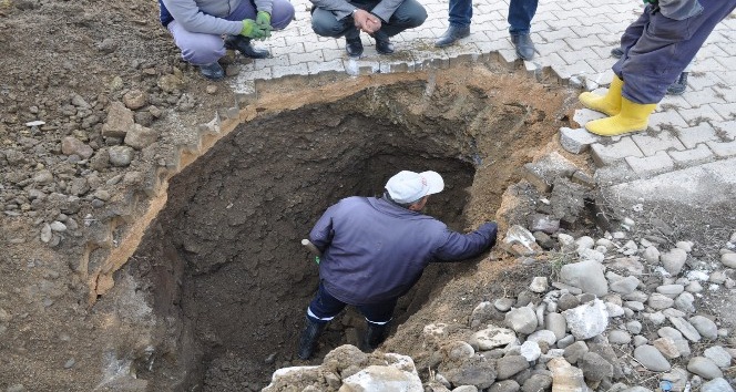 Yüksekova’da hasar gören içme suyu şebekesi onarılıyor