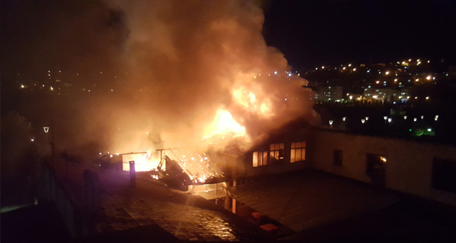 Lokanta çatısında başlayan yangında bina küle döndü