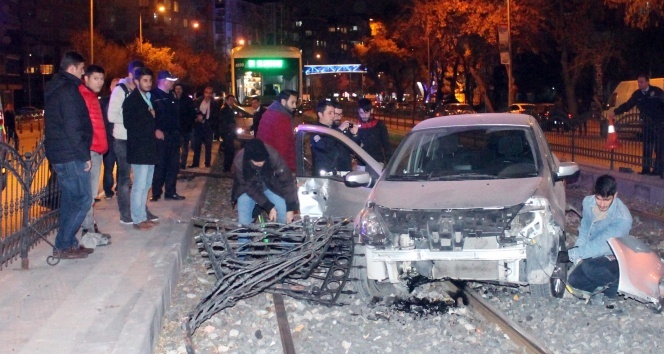 Otomobil tramvay hattına düştü: 1 yaralı