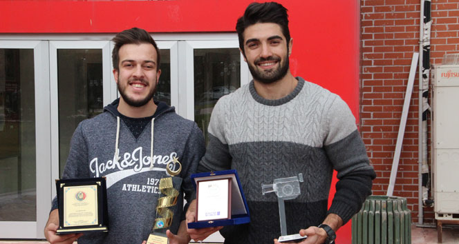 Anadolu Üniversitesi öğrencileri ödüle doymuyor
