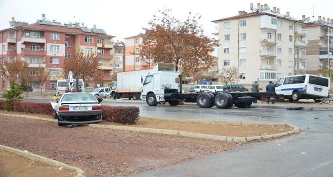 Polis minibüsü ile otomobil çarpıştı: 1’i polis 2 yaralı