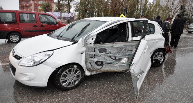 Yolcu otobüsü otomobile çarptı: 1 ölü