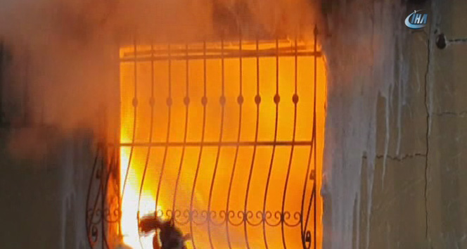 Beyoğlu’nda ev alev alev yandı, mahalleli sokağa döküldü