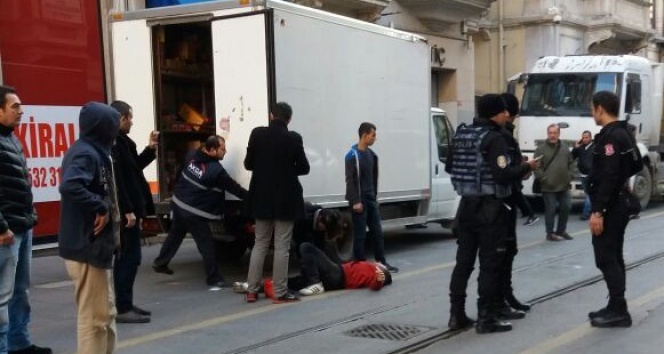 Beyoğlu&#039;nda silahlı kavga: 2 yaralı