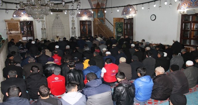 Karamanlı gençler sabah namazında buluştu