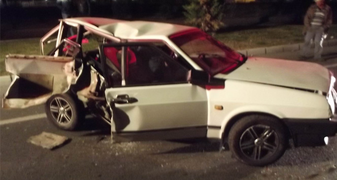 Kaza sonrası otomobil metal yığınına döndü