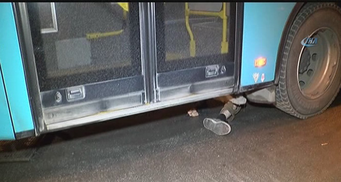 Çarptığı adamı metrelerce otobüsün altında sürükledi