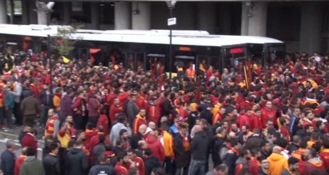 Galatasaray taraftarı Kadıköy&#039;e hareket etti