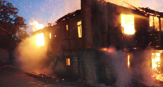 Çiftçi ailenin evi ve mahsulleri yanarak kül oldu