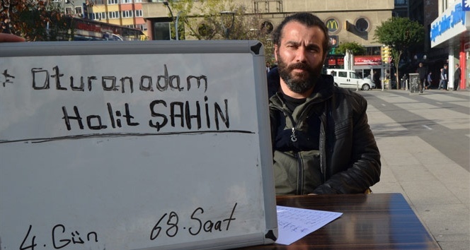 Trabzon’un oturan adamı 68 saattir şehir meydanında