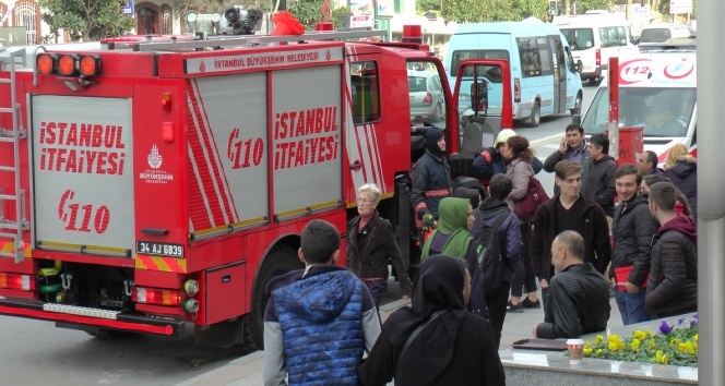 Üsküdar&#039;da AVM&#039;de meydana gelen yangın paniğe neden oldu