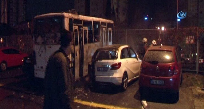 Bakırköy’de park halinde bulunan 3 araç yandı